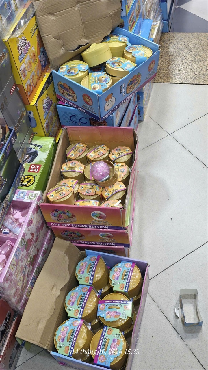 Hơn 1.200 sản phẩm đồ chơi trẻ em hình bánh bao do nước ngoài sản xuất bị tạm giữ. Ảnh: QLTTHN