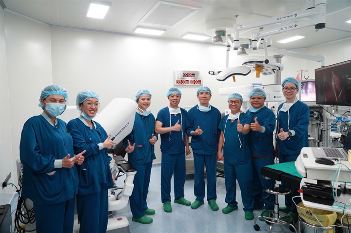 PGS.TS.BS Lê Văn Thành cùng ê-kíp y bác sĩ bên hệ thống phẫu thuật robot tại Bệnh viện Đa khoa Quốc tế Vinmec Cần Thơ. (Ảnh: Vinmec)