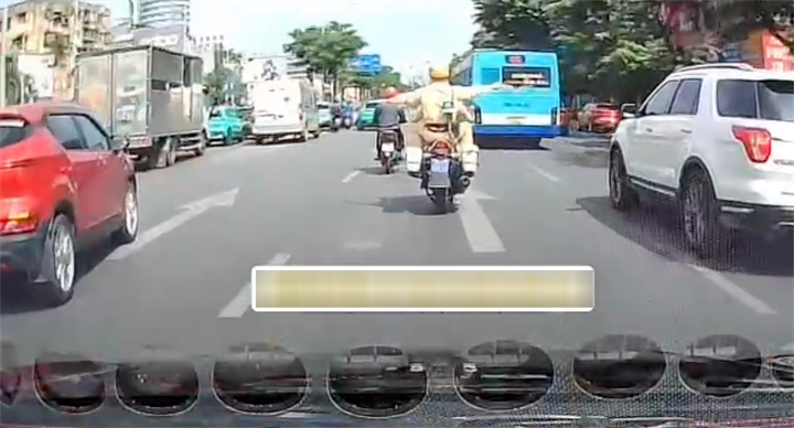 Cán bộ, chiến sĩ của Đội CSGT đường bộ số 14 mở đường cho xe đưa nạn nhân đi cấp cứu. Ảnh chụp màn hình.
