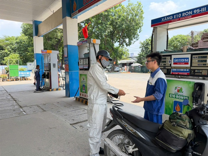 Giá xăng dầu trong nước giảm mạnh. Ảnh: D.T