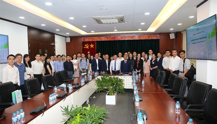 Nhà đầu tư và BSR chụp ảnh sau buổi hội thảo. Nguồn ảnh BSR