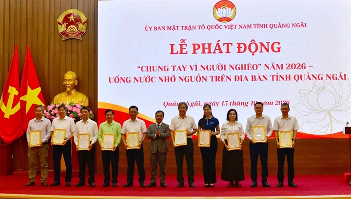 Lãnh đạo tỉnh Quảng Ngãi trao thư cảm ơn các tổ chức,&nbsp;cá nhân đã ủng hộ Quỹ “Vì người nghèo” tỉnh Quảng Ngãi