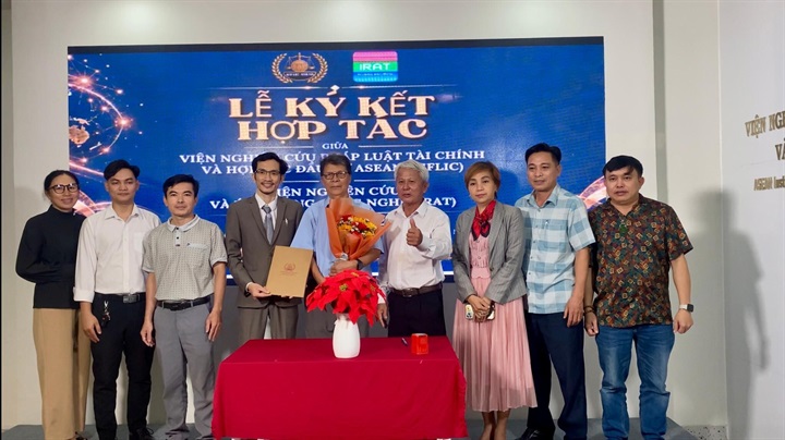 Các đại biểu tham dự lễ ký kết hợp tác giữa IRAT và AIFLIC.