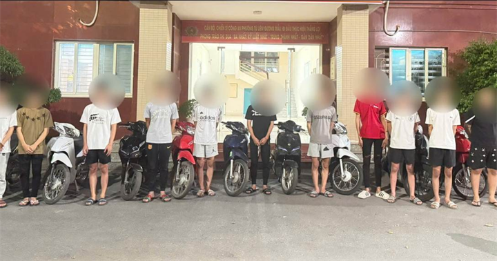 Lực lượng chức năng tiếp tục triệu tập các đối tượng gây rối trật tự công cộng. (Ảnh: Công an Hà Nội)