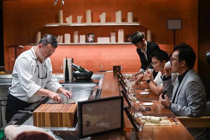 Bên cạnh kiến trúc nghệ thuật, Capella Hanoi tạo dấu ấn đặc biệt khi sở hữu nhà hàng 1 sao Michelin cùng hai địa điểm được Michelin Guide vinh danh, giúp du khách có thêm nhiều trải nghiệm du lịch đẳng cấp tại thủ đô