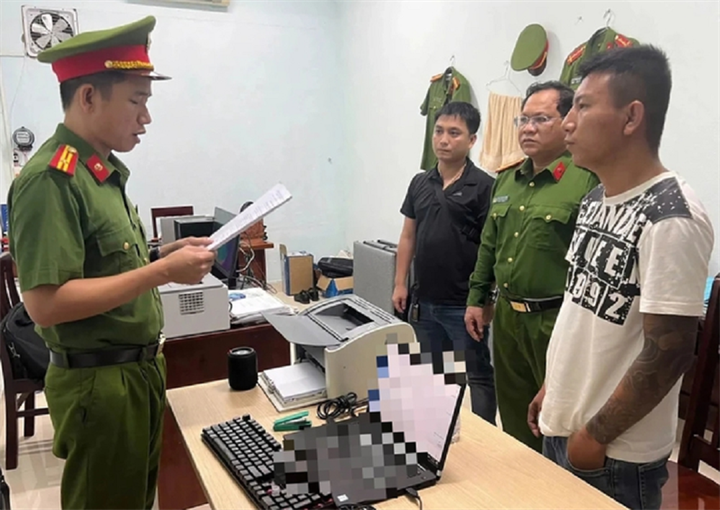 Huỳnh Văn Minh Nhựt (bên phải) bị khởi tố, bắt tạm giam để điều tra về hành vi gây rối trật tự công cộng.&nbsp;ẢNH: CTV/ Theo báo Thanh niên.
