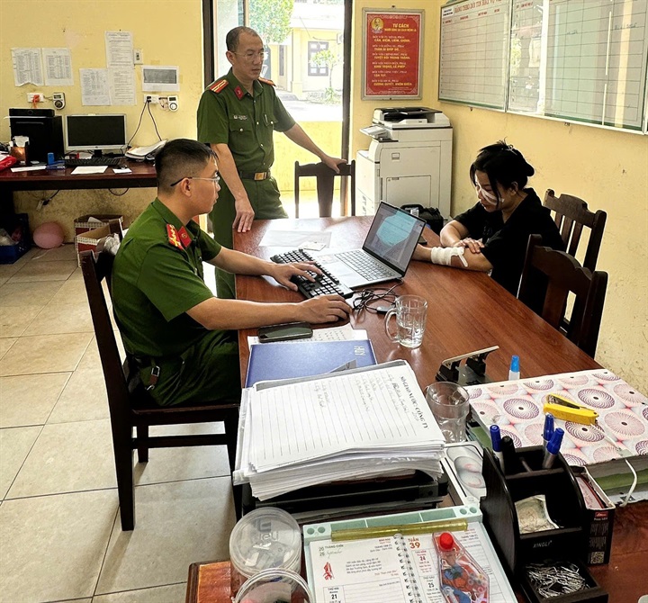 Công an xã Yên Lập làm việc với đối tượng Hoàng Thị Hương. Ảnh Công an tỉnh Phú Thọ.