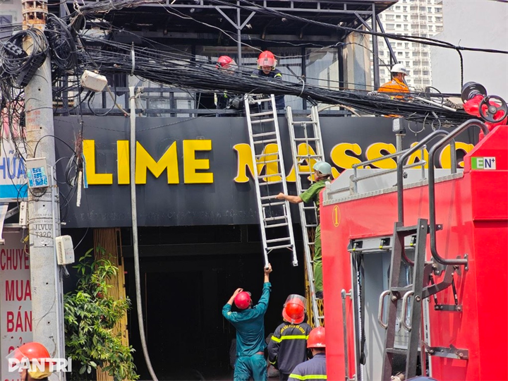 Lực lượng thu hồi thang, đám cháy cơ bản được khống chế. Ảnh: Ngọc Tân/Dân trí