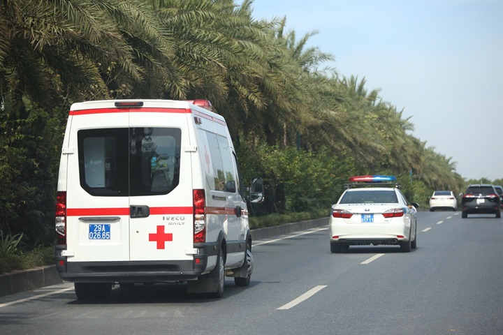 Đội CSGT đường bộ số 15, Phòng CSGT (Công an thành phố Hà Nội) đã kịp thời hỗ trợ dẫn đường cho xe chở bệnh nhân trong tình trạng nguy kịch đến bệnh viện cấp cứu.