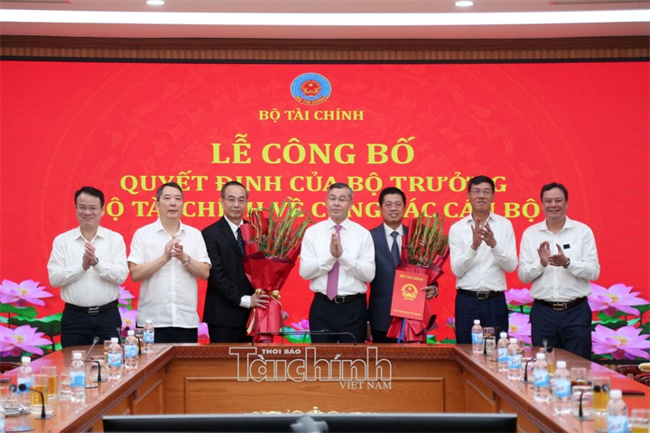 Bộ trưởng Ngô Văn Tuấn và lãnh đạo Bộ Tài chính tặng hoa chúc mừng tân Vụ trưởng Vụ Tổ chức cán bộ Nguyễn Nguyễn Lương Thuyết, tân Giám đốc Kho bạc Nhà nước Phạm Đức Thắng. Ảnh: Đức Minh
