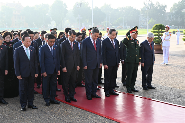 Các đồng chí lãnh đạo, nguyên lãnh đạo Đảng, Nhà nước và các đại biểu Quốc hội thành kính, tưởng nhớ công lao to lớn của Chủ tịch Hồ Chí Minh - Ảnh: chinhphu.vn/Nhật Bắc