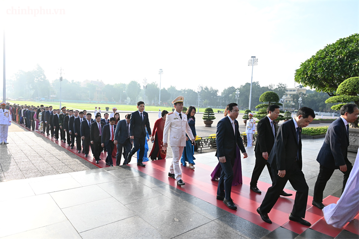 Các đại biểu Quốc hội vào Lăng viếng Chủ tịch Hồ Chí Minh - Ảnh: chinhphu.vn/Nhật Bắc