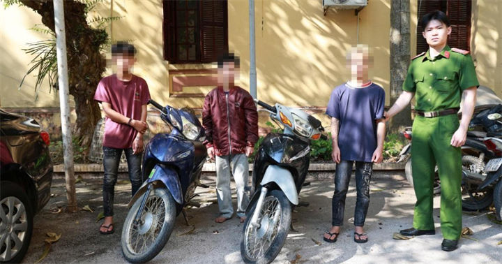 Các đối tượng cùng tang vật trộm cắp tại cơ quan Công an. (Ảnh: Công an Lạng Sơn )