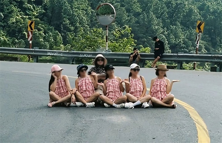 Hình ảnh nhóm 6 người ngồi giữa khúc cua chụp ảnh. Ảnh: G.X