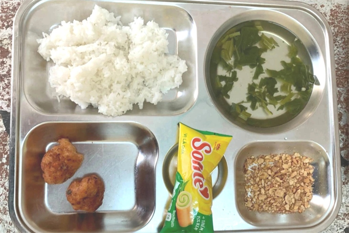 Suất ăn bán trú phụ huynh phản ánh chỉ có ít muối lạc và 2 miếng thị viên chiên (Ảnh: Phụ huynh chia sẻ)./ Theo báo Dân trí.