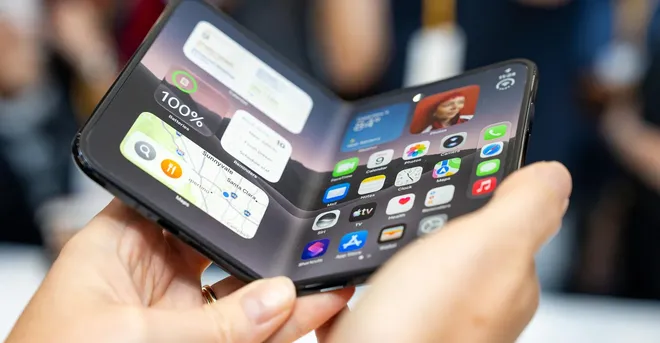 Người mua phải chờ nhiều tuần để nhận iPhone Duo. Ảnh: The Verge.
