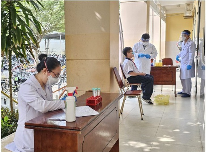 Trung tâm Kiểm soát bệnh tật TP.HCM phối hợp Trạm Y tế xã Hiệp Phước triển khai điều tra dịch tễ, theo dõi người tiếp xúc và các biện pháp dự phòng tại trường học. Ảnh: SYT/ Theo báo Sức khỏe và Đời sống.