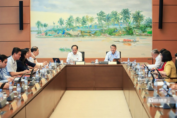 Quang cảnh phiên họp tại tổ 3 (Ảnh: Hữu Thắng).