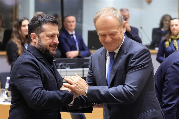 Tổng thống Volodymyr Zelensky và Thủ tướng Ba Lan Donald Tusk (phải) nói chuyện trước thềm cuộc họp bàn tròn thuộc khuôn khổ Hội nghị thượng đỉnh EU tại trụ sở EU ở Brussels, ngày 16/10/2026. (Ảnh: Ludovic MARIN/AFP)