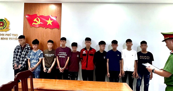 Nhóm thanh thiếu niên tại cơ quan công an. (Ảnh: Công an Phú Thọ)