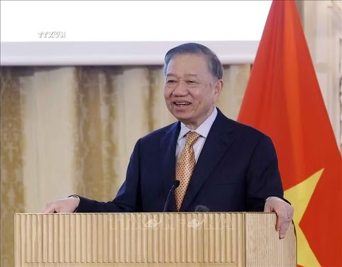 Tổng Bí thư, Chủ tịch nước Tô Lâm nói chuyện thân mật với cán bộ, nhân viên Đại sứ quán Việt Nam tại Đan Mạch và cộng đồng người Việt Nam tại Đan Mạch, Iceland và Nam Thuỵ Điển. Ảnh: Thống Nhất/TTXVN