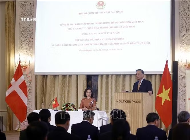 Tổng Bí thư, Chủ tịch nước Tô Lâm nói chuyện thân mật với cán bộ, nhân viên Đại sứ quán Việt Nam tại Đan Mạch và cộng đồng người Việt Nam tại Đan Mạch, Iceland và Nam Thuỵ Điển. Ảnh: Thống Nhất/TTXVN