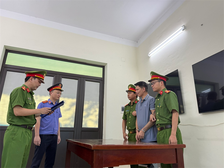 Cơ quan Cảnh sát điều tra công bố các quyết định tố tụng đối với bị can Bùi Văn Tuấn. Ảnh: Trang TTĐT Công an tỉnh Phú Thọ