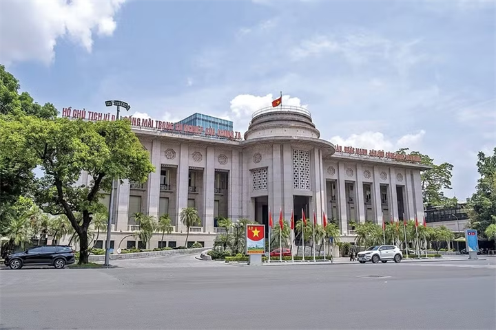 Ngân hàng Nhà nước chỉ đạo về việc giảm mặt bằng lãi suất. (Ảnh: Vietnam+)