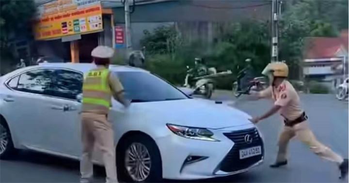 Tài xế không chấp hành hiệu lệnh, tăng ga bỏ chạy. (Ảnh: Cắt từ clip).