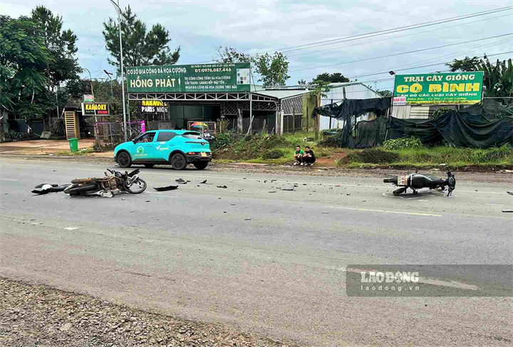 Hiện trường vụ va chạm giữa 2 xe máy khiến 4 em học sinh bị thương. Ảnh: Nguyễn Quân
