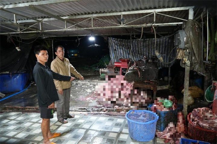 Đối tượng Trần Văn Hùng (mặc áo khoác vàng) cùng tang vật. Ảnh: Công an Đồng Nai
