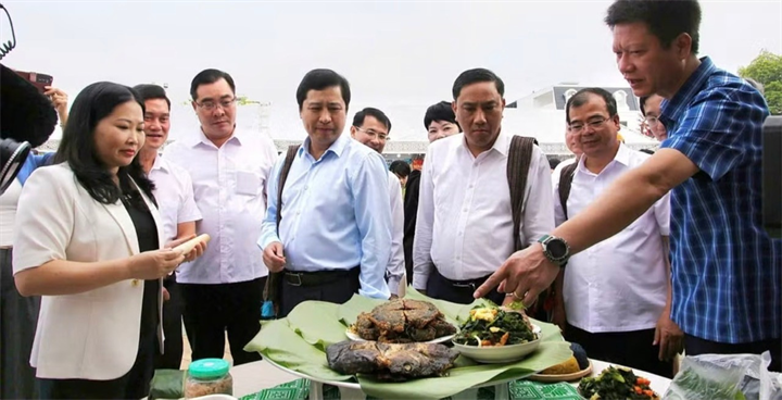 Lãnh đạo Tỉnh Lào Cai tham quan không gian chương trình ẩm thực “Lào Cai - chạm đỉnh vị giác”( Ảnh Nguồn CTTĐT Lào Cai)
