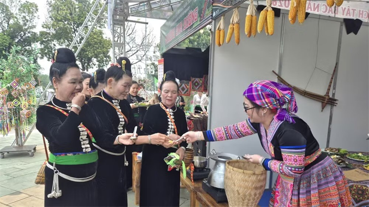Giao lưu ẩm thực giữa các dân tộc (Ảnh Nguồn Lào Cai)