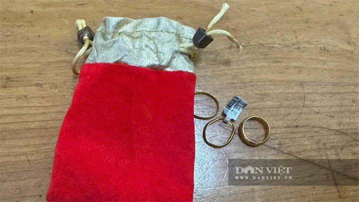 Số vàng anh Hoàng Xuân Dũng nhặt được. Ảnh: Biển Quỳnh/Dân Việt
