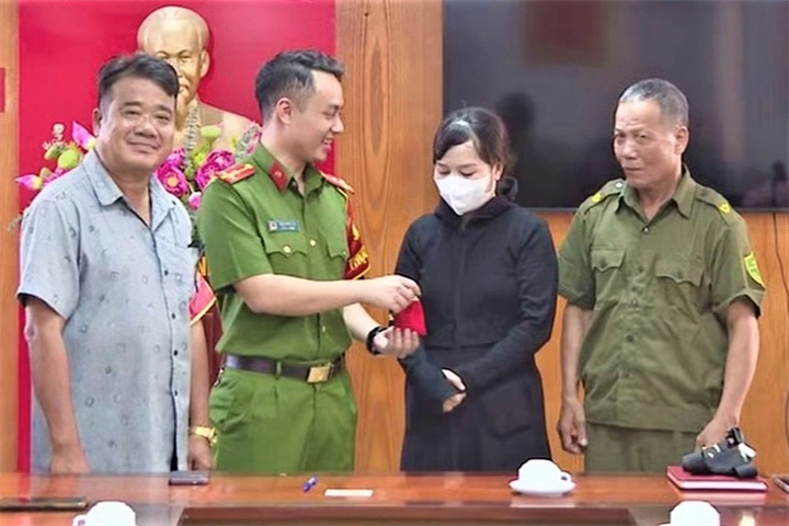 Công an tổ chức trao trả số tài sản cho chủ nhân. Ảnh: Dân Trí