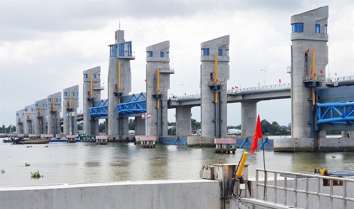 Cống Cái Lớn có 11 van, sau khi đi vào hoạt động đã phát huy hiệu quả rõ rệt trong điều tiết nguồn nước, phục vụ sản xuất và dân sinh.&nbsp;Ảnh: Hàm Yên.