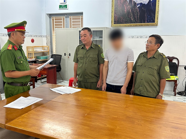 Cơ quan Cảnh sát điều tra thi hành quyết định khởi tố bị can đối với N.Đ.D. Ảnh: Trang TTĐT Công an Đồng Nai