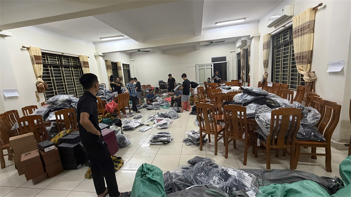 Lực lượng Công an xã Thái Thụy phối hợp với Đội Quản lý thị trường số 7 kiểm tra, phát hiện và tạm giữ số lượng lớn hàng hoá có dấu hiệu giả mạo nhãn hiệu tại cửa hàng thời trang Đức Bun trên địa bàn xã. Ảnh: Cổng TTĐT Công an tỉnh&nbsp; Hưng Yên