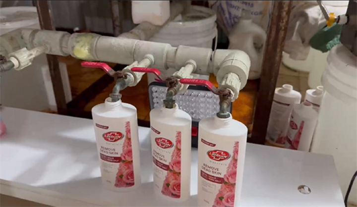 Nhiều hàng hóa, nguyên liệu và bao bì mang nhãn hiệu OMO, Lifebuoy có dấu hiệu giả mạo bị lực lượng chức năng tạm giữ để xác minh, xử lý. Ảnh: QLTTHN
