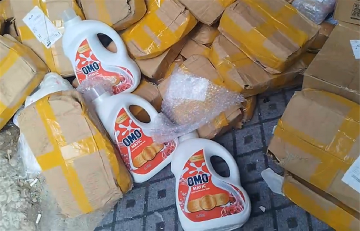Nước giặt giả mạo nhãn hiệu OMO matic phát hiện tại xã An Khánh. Ảnh: QLTTHN