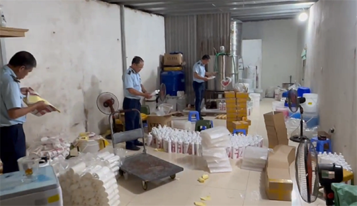 Lực lượng Quản lý thị trường Hà Nội kiểm tra cơ sở sản xuất, kinh doanh nước giặt, sữa tắm tại xã An Khánh. Ảnh: QLTTHN