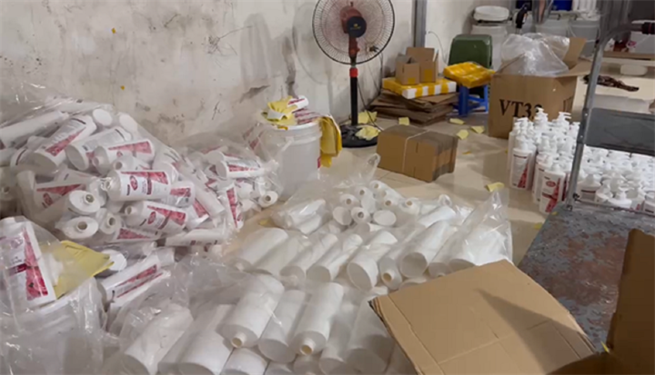 Hà Nội: Phát hiện cơ sở sản xuất nước giặt, sữa tắm có dấu hiệu giả mạo nhãn hiệu OMO, Lifebuoy - 2