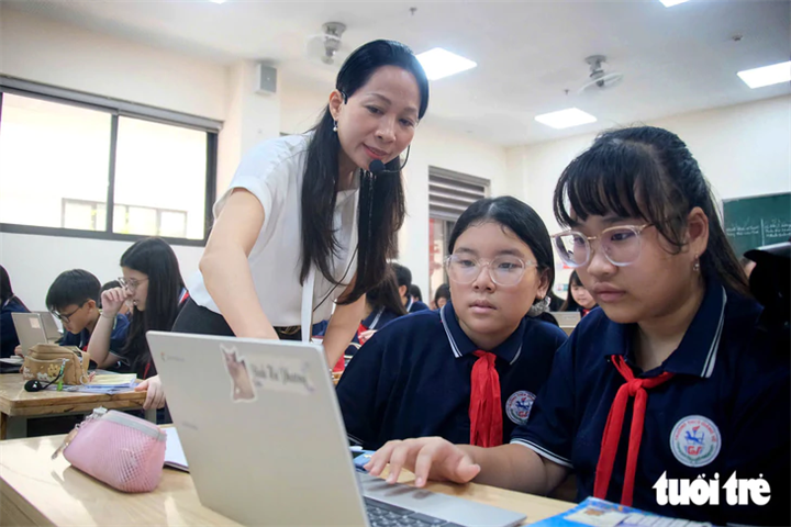 Học sinh Trường THCS Giảng Võ (Hà Nội) giải toán trên laptop cùng sự hỗ trợ của giáo viên. Ảnh: Nguyên Bảo