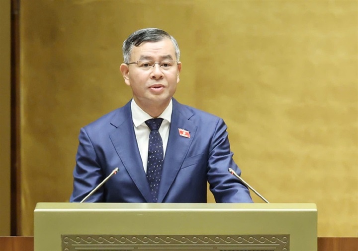 Bộ trưởng Bộ Tài chính Ngô Văn Tuấn trình bày Tờ trình dự án Luật Trưng mua, trưng dụng tài sản (sửa đổi) - Ảnh: chinhphu.vn/Nhật Bắc