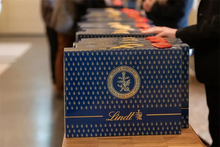 Cac cổ đông Lindt rời hội nghị cổ đông với vali biểu tượng của sự giàu có. Ảnh: Business Insider