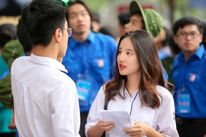 Đối với việc tiếp nhận vào trường trung học phổ thông chuyên, học sinh phải thi các môn thi chung và 1 môn thi chuyên. Ảnh: MOET