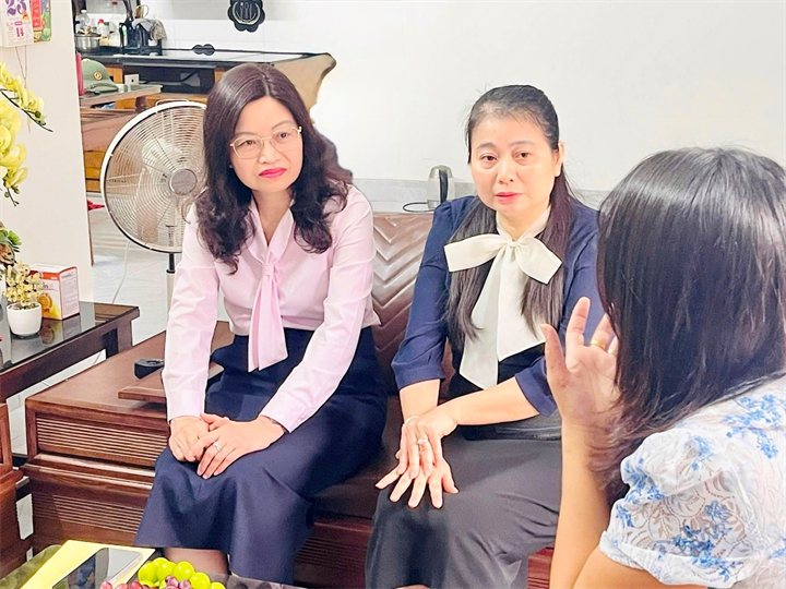 Bà Nguyễn Thị Hạnh, Phó Cục trưởng Cục Nhà giáo và Cán bộ quản lý giáo dục (Bộ GD&ĐT) thăm hỏi, động viên cô giáo. Ảnh: MOET