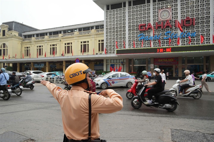 Đội CSGT đường bộ số 1 bảo đảm giao thông tại khu vực Ga Hà Nội. Ảnh CACC.
