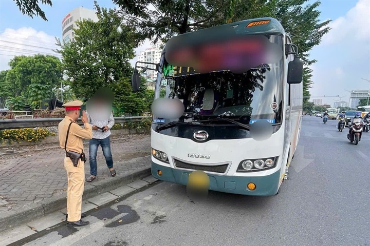 Đội CSGT đường bộ số 14 kiểm tra, xử lý vi phạm trên tuyến Giải Phóng. Ảnh CACC.
