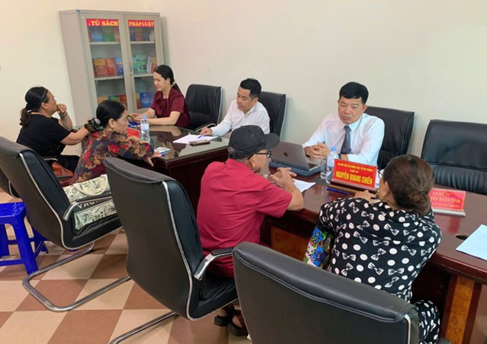 Luật gia, luật sư Nguyễn Quang Chiến cùng đồng nghiệp tư vấn pháp luật miễn phí cho người dân tại Chi hội Luật gia Đoàn luật sư Tp.Hải Phòng.